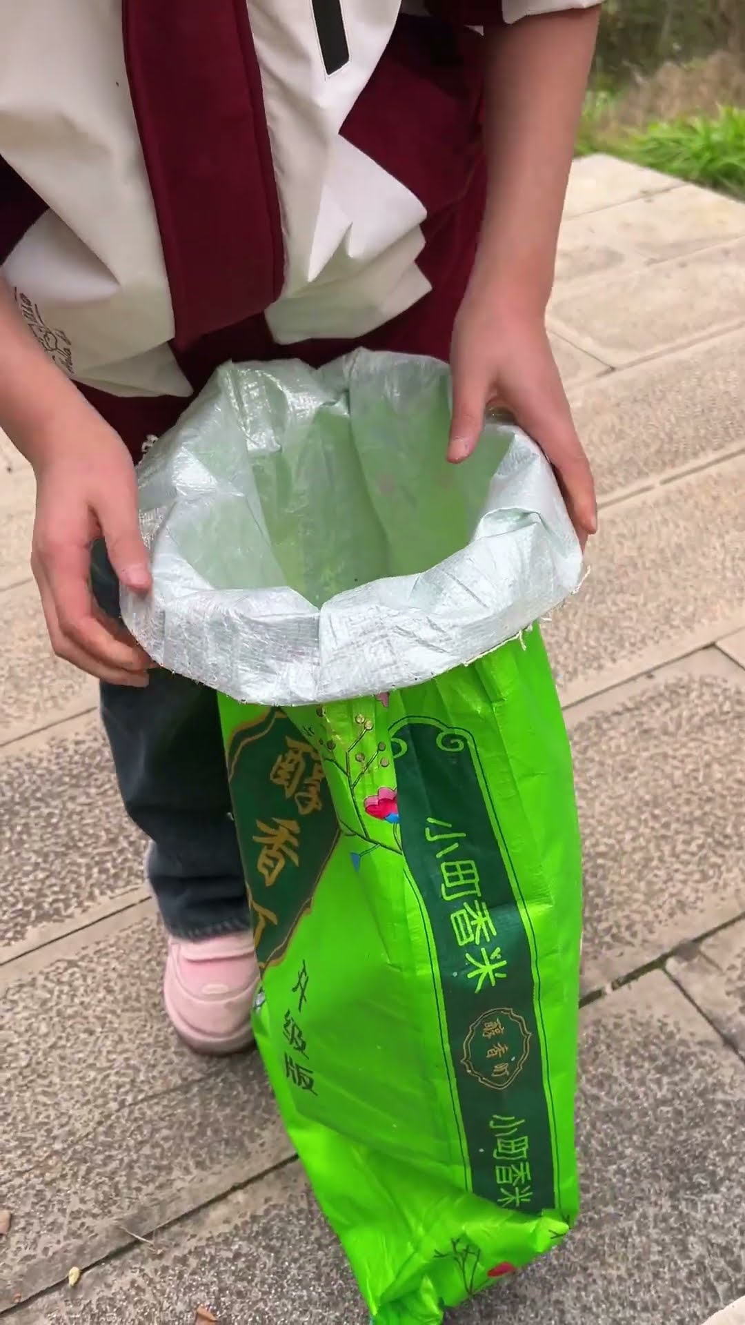?Kind girl picks up trash to protect the environment!#shorts