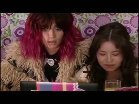 Soy Luna -  Felicity( Nina) hablando por el chat con Roller Track (Gastón)  (Capitulo 63)