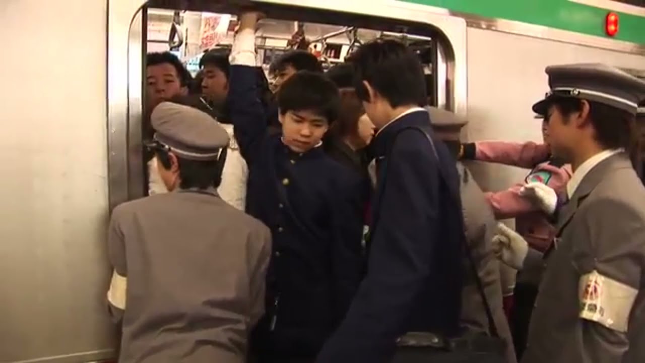 Japanese and Bangladeshi people in Rush hour(train).বাংলাদেশ আর জাপানের ট্রেনে উপছে পড়া ভিড়।
