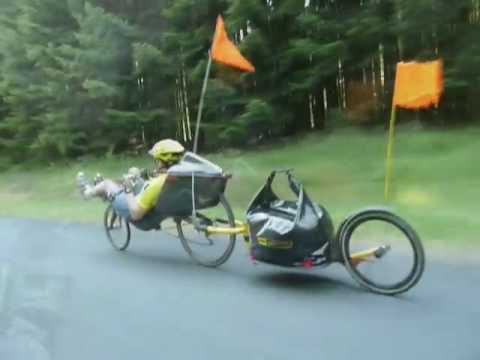 Quelque part sur les routes de Haute-Loire, d'Ã©tranges vÃ©los convergent vers AllÃ¨gre. Parmi eux, le H-Zontal, prototype horizontal couchÃ© sur le ventre, semble venu d'une autre planÃ¨te...