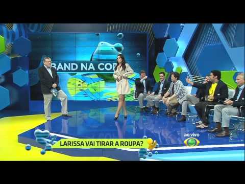 Larissa Erthal cumpre promessa e tira a roupa no programa ao vivo