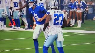 Daniel Jones wobbling after big hit against the Dallas Cowboys