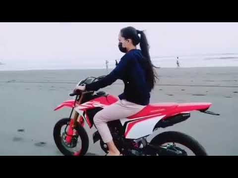 Story wa Supermoto😎 cewek cantik naik crf 150 di pantai🔥