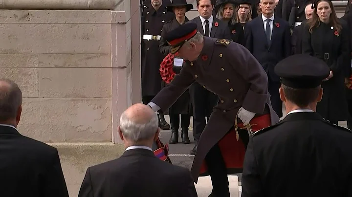 GB: Charles III dpose une gerbe lors de son premie...
