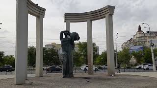Мужеподобные женщины фонтанного комплекса Нева-Волга на площади Ленина в Астрахани. Часть 3
