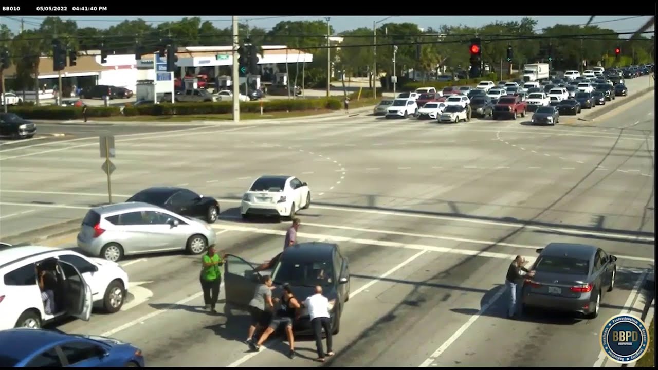 Good Samaritans help Florida driver suffering medical episode - YouTube