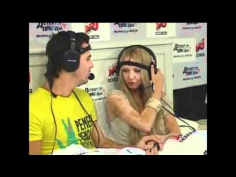 Шұлықтағы порно балапан мастурбация жасайды