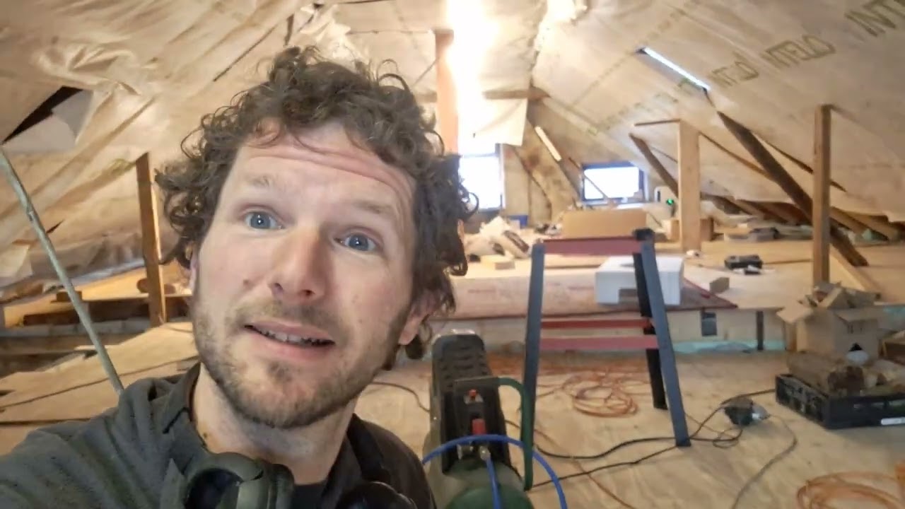 Isoleren met (easycell) oud papieren inblaasvlokken en inblaasmachine van Boels