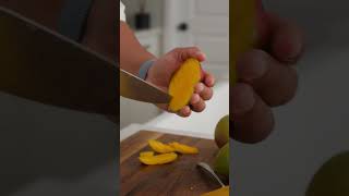 3 ways to cut your mangoes ? #problemsolved #summer #fruitcutting #fruit