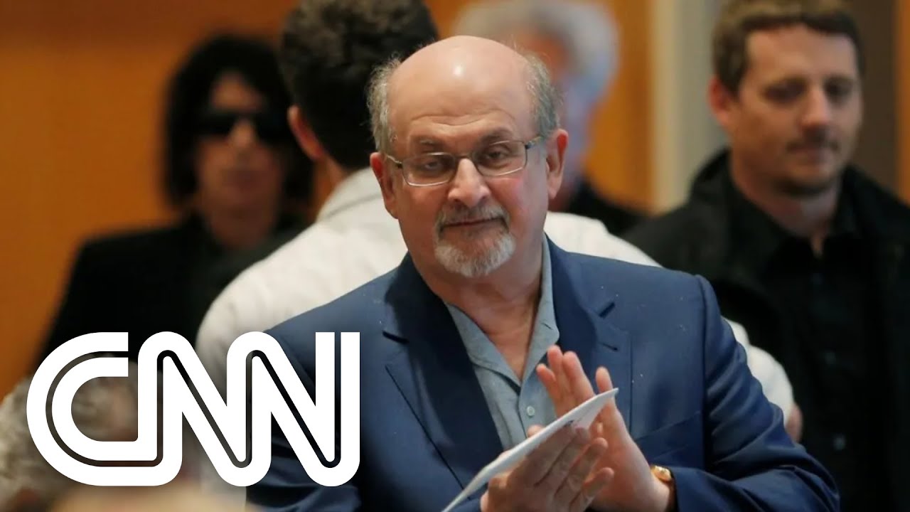 Salman Rushdie sofreu perfuração no fígado e no olho | JORNAL DA CNN