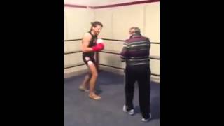 Abuelo boxeador impresionante!