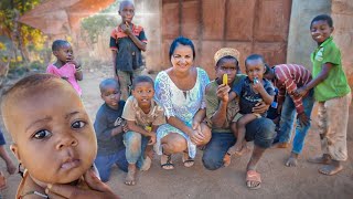 Посещение дикой африканской деревни. Дом и школа в Африке . Веселые и счастливые  дети из трущоб.