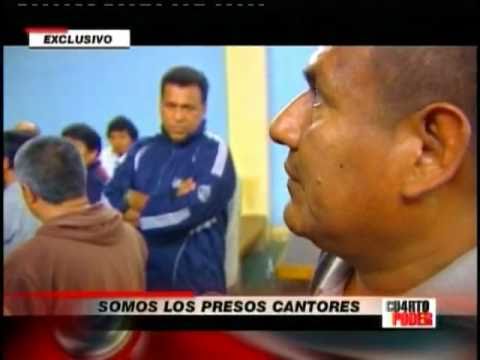 Narco Cachique Rivera canta en el coro de presos d...