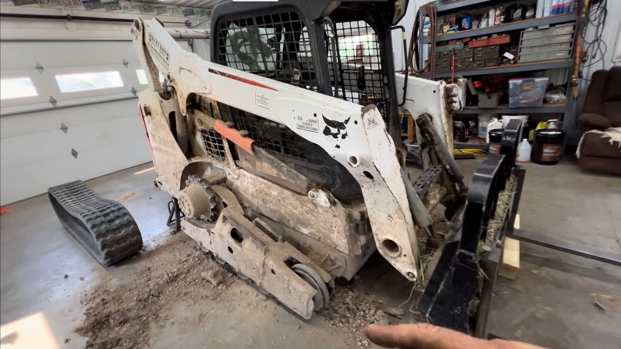 Снятие гусениц и замена катков на Bobcat T590