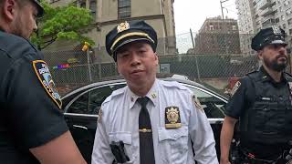 Mujer ataca a judío. El Capitán Zhou del NYPD hace esto (el alcalde de NYC Eric Adams es SIONISTA).