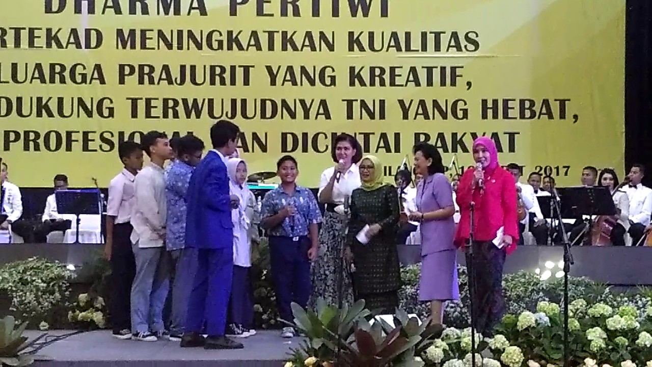 newspaper mockup Mufidah Kalla Bagi-bagi Sepeda di HUT Dharma Pertiwi (Lutfy)