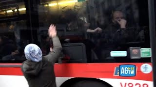 Napoli-Eintracht, petardi e pietre contro i bus con i tifosi tedeschi