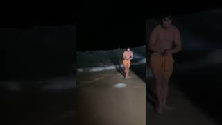 Guy Helping A Stranded 13-Foot Hammerhead Shark