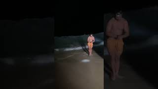Guy Helping a Stranded 13-Foot Hammerhead Shark
