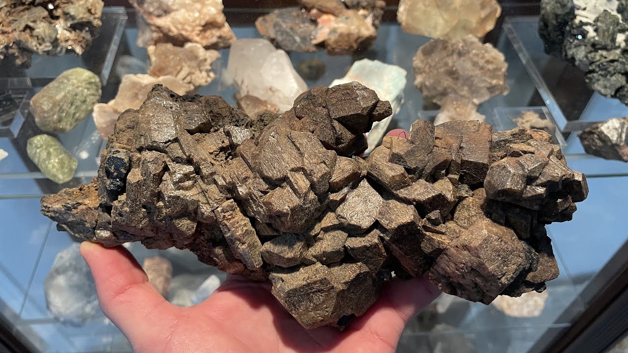 Добыча драгоценного полевого шпата из нетронутой траншеи с кристаллами апатита, титанита и рихтерита