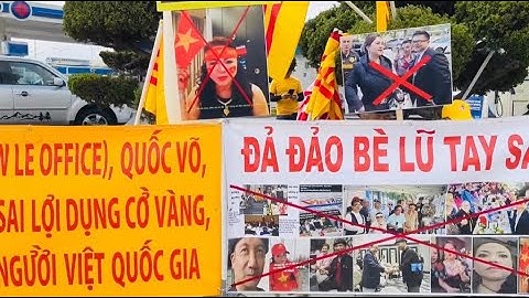 Biểu tình: Huy Đức, Vân Kim tiếp tục  biểu tình như thường lệ không nản lòng vì mưa bão.