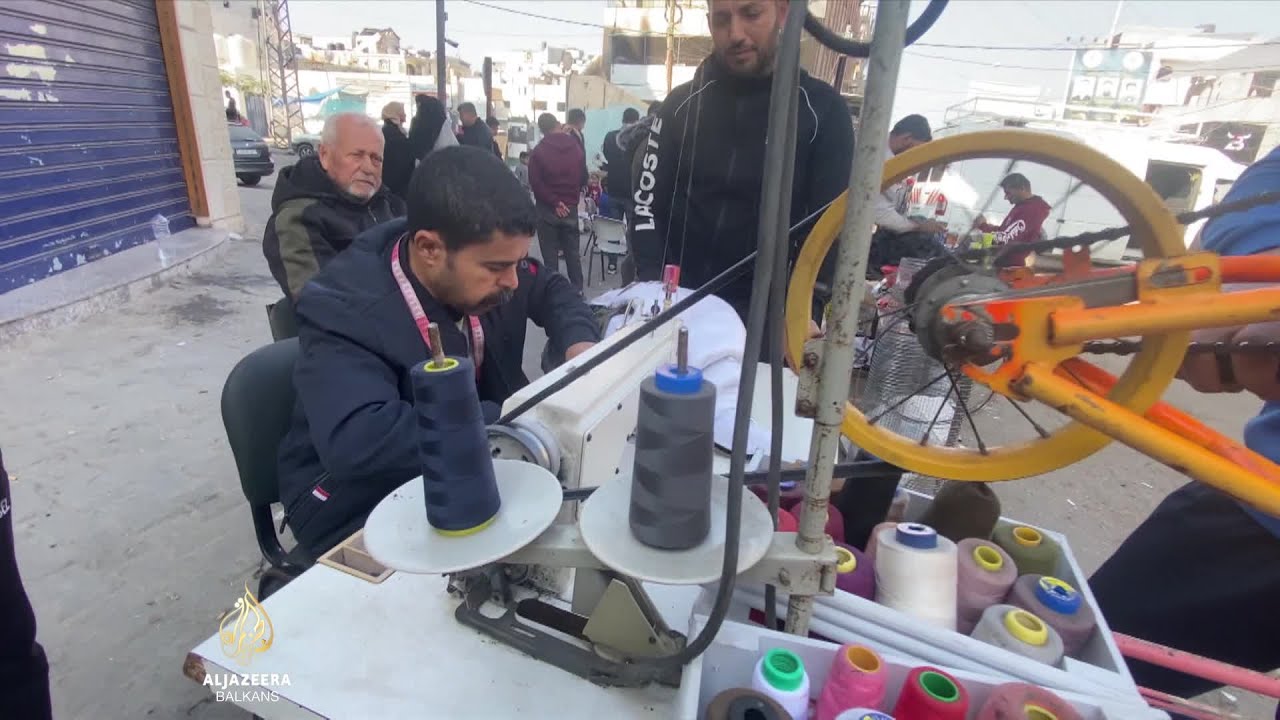 خياط من غزة يستبدل محرك ماكينة الخياطة بعجلة