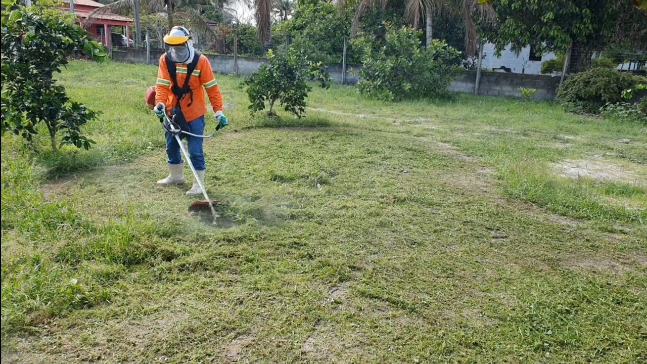 derrubando o mato do jardim com a roçadeira toyama.