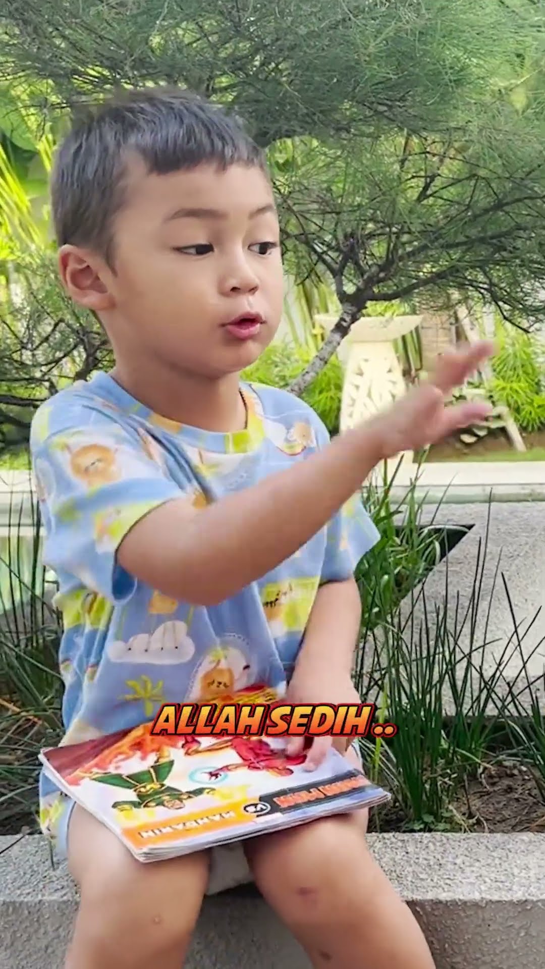 Jangan sobek2 buku lagi ya dek, nanti Allah sedih ??