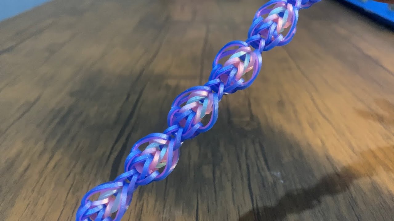 Праздничный браслет | Инструкция по изготовлению только крючком на станке Rainbow Loom