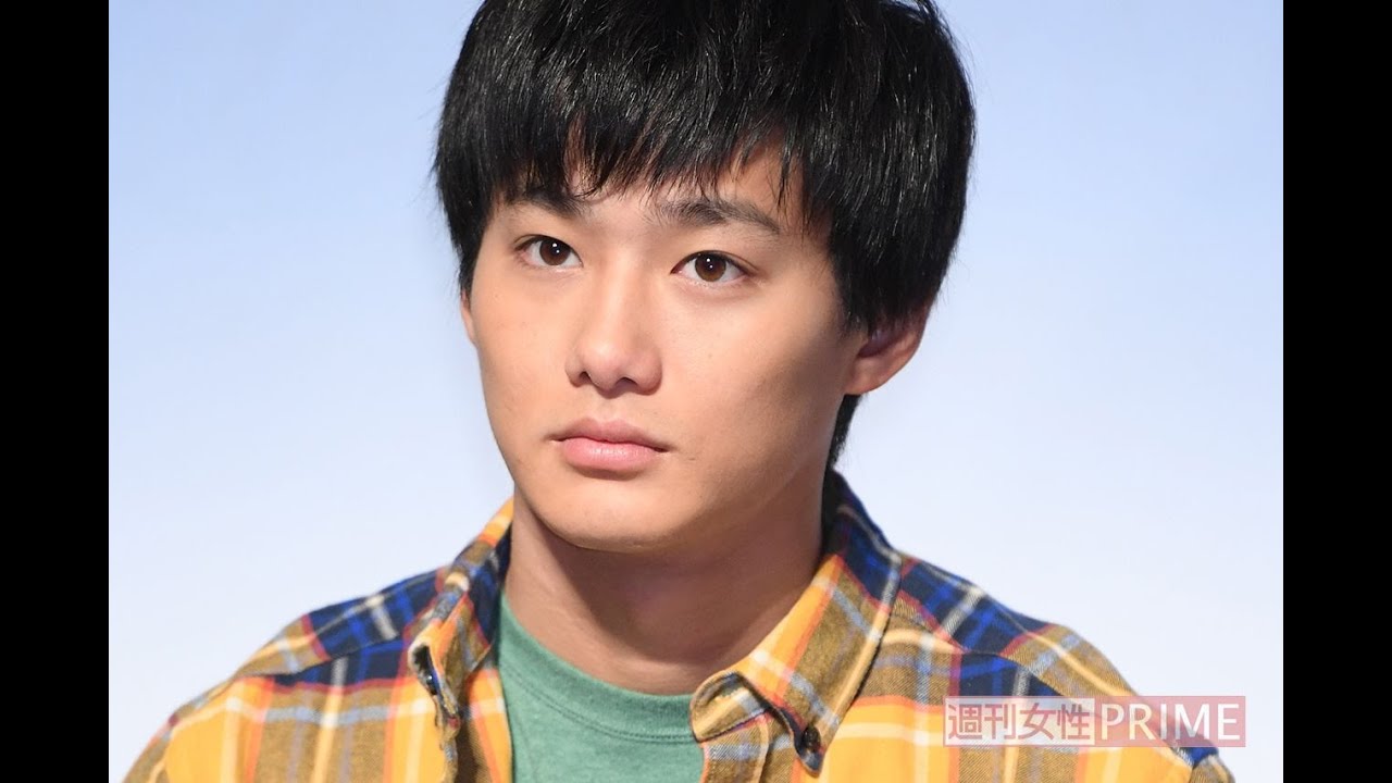 野村周平が長髪をオールバックにしてヒゲを生やしたワイルド風貌に