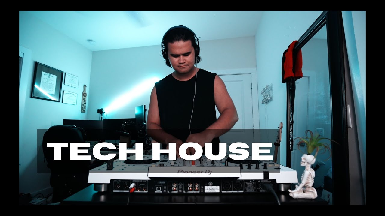 BEGINNER DJ DOES A TECH HOUSE MIX!!