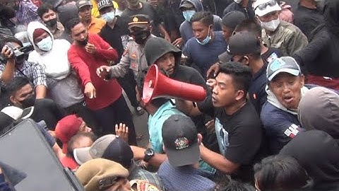 DEMO ALIANSI MASYARAKAT WONOMULYO BAWA SAMPAH 2 TRUK KE KANTOR BUPATI BERLANGSUNG RICUH