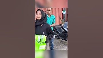 Cậu bé vô gia cư may mắn được 2 vợ chồng tốt bụng giúp đỡ