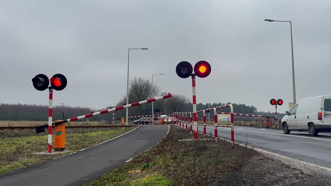 Przejazd kolejowy (SSP) Drzymałowo, DK32 // Polish Railroad Crossing