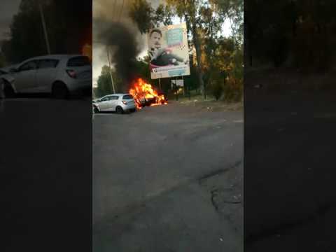 Video: en Mendoza, un taxi chocó contra un auto y su chofer murió calcinado