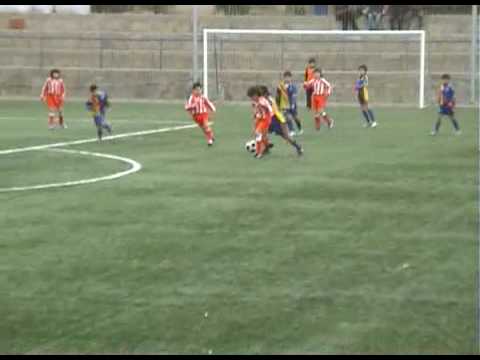 Sebastian jugando futbol