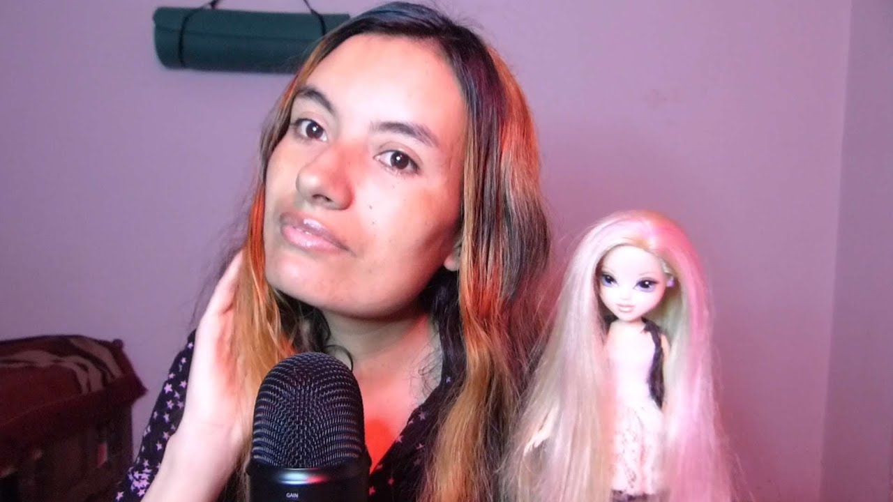 Te peino mientras te voy hablando de mis cosas [ASMR]