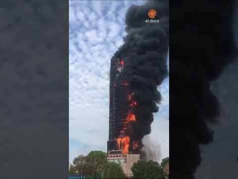 El impresionante incendio que destruyó un rascacielos de 200 metros en China