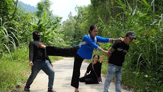 Single mother in distress on the road luckily helped by a kind woman.