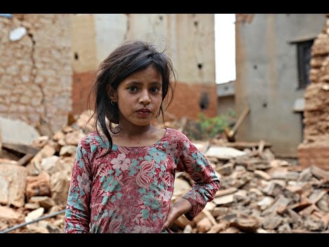 Vogelperspektive - Ein Dorf in Nepal nach dem Erdbeben - Menschen stehen vor dem Nichts (Deutsch)
