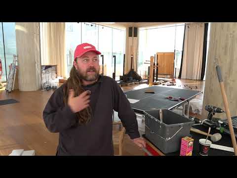 Montering Av Girjegumpi Samisk Arkitekturbibliotek Sámi Arkitektuvragirjerájus Av Joar Nango