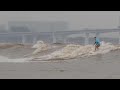 Des surfeurs tentent de dompter la vague gante du fleuve qiantang en chine