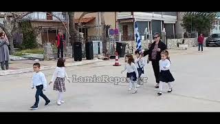 LamiaReport.gr: Παρέλασαν και χόρεψαν οι μαθητές της Γλύφας για την 25η Μαρτίου