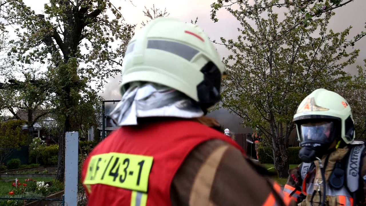 Feuer in Neuruppiner Gartensparte : 2 Bungalows brennen komplett bis auf die Grundmauern nieder