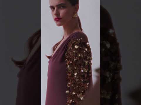 Vestido  longo em crepe, com capa longa em georgete de seda e manga comprida toda bordada