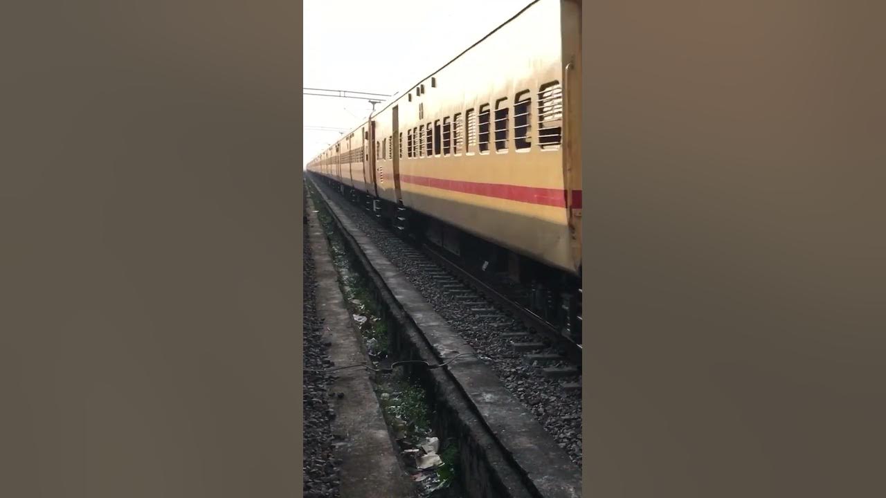 Unknown Fast Passenger Train crossing with 12321/ HWH - CSMT Mumbai ...
