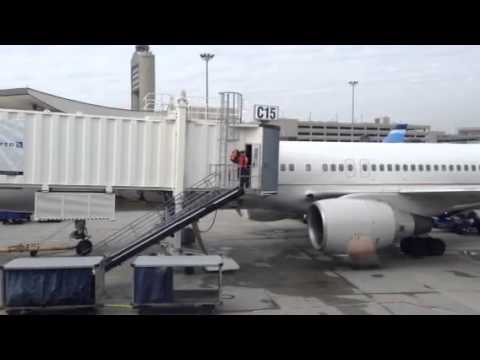 Video: Unde este United Airlines pe Aeroportul Logan?