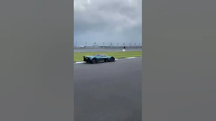 $3 Million Aston Martin Valkyrie Crash! - DayDayNews