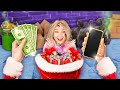 UNE FILLE PAUVRE ADOPTÉE PAR LE PÈRE NOËL | Riche vs Pauvre ! Astuces de Noël par 123 GO! CHALLENGE