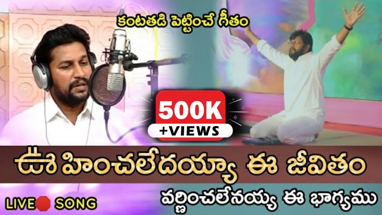 Yosh ayol barmogi bilan eshagini silaydi